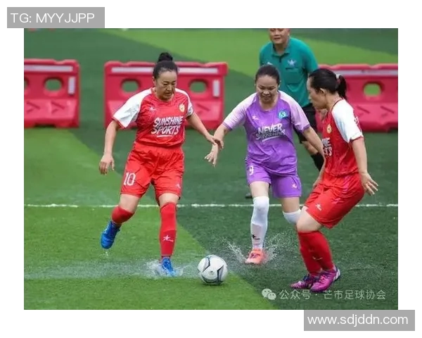 普通人秒变绿茵巨星演绎惊艳球技仿佛置身真实赛场 普通人秒变绿茵巨星演绎惊艳球技仿佛置身真实赛场