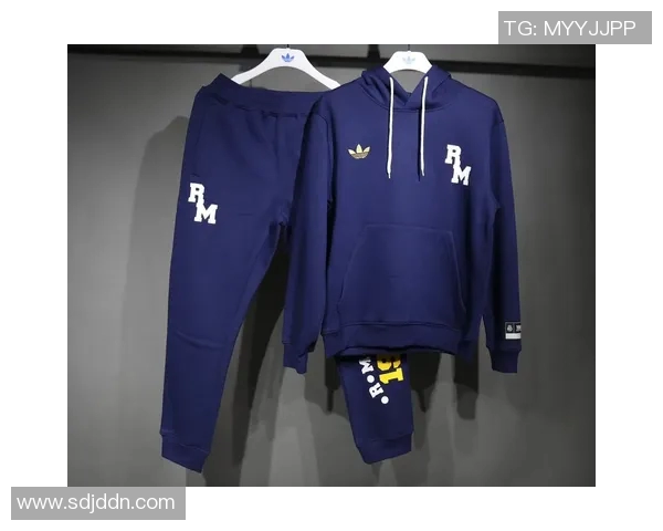 球星帽衫与足球文化的碰撞探索时尚与运动的完美融合 球星帽衫与足球文化的碰撞探索时尚与运动的完美融合